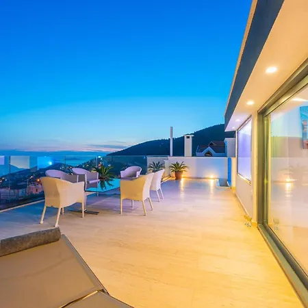 Kalkan'da Luks Esyali 5+1 Kiralik 2 Havuzlu וילה קס