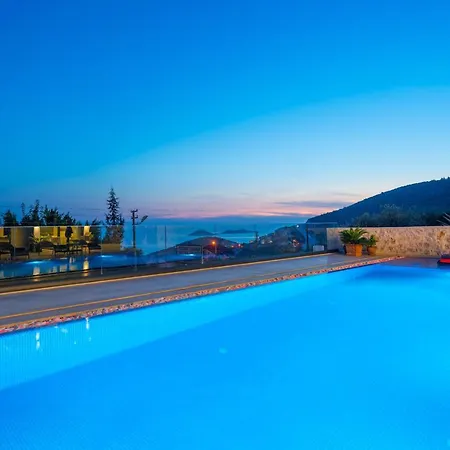 Kalkan'da Luks Esyali 5+1 Kiralik 2 Havuzlu וילה קס